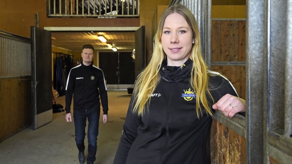 Jasmin Ising och Patrik Fernlund i stallet