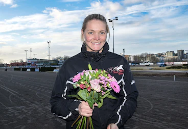 Maria Tornqvist med blommor