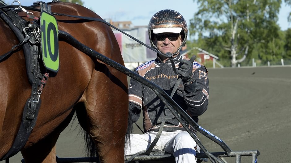 Per Lennartsson g r tummen upp bakom Cyrano de B