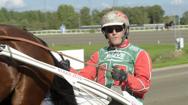 Steen Juul i sulky 2